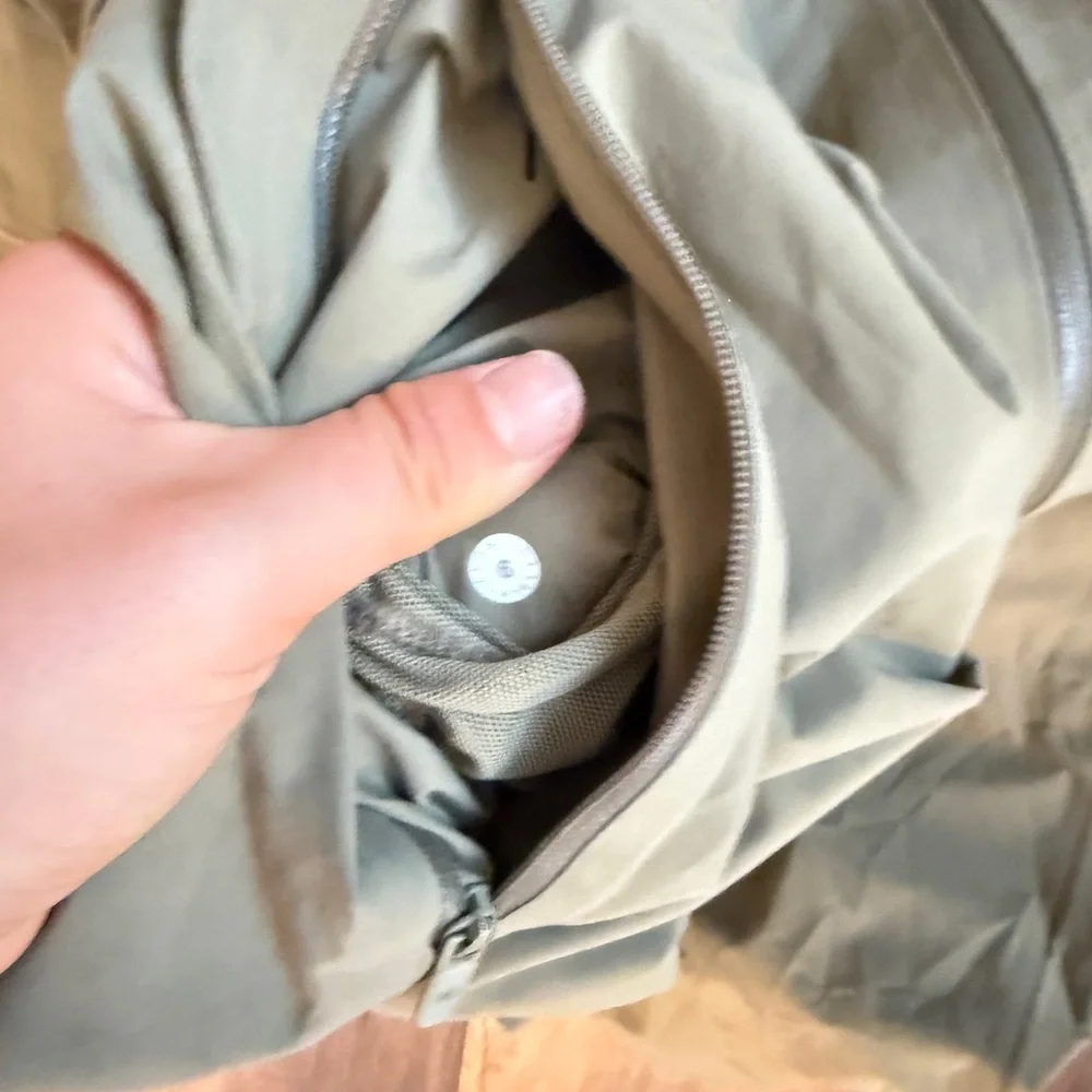 Lululemon rain rebel jacket size 6 - Picture 5 of 5